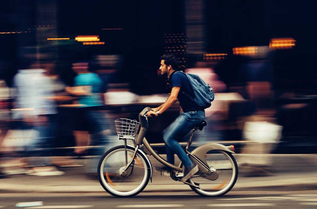 Homem andando de bicicleta na cidade