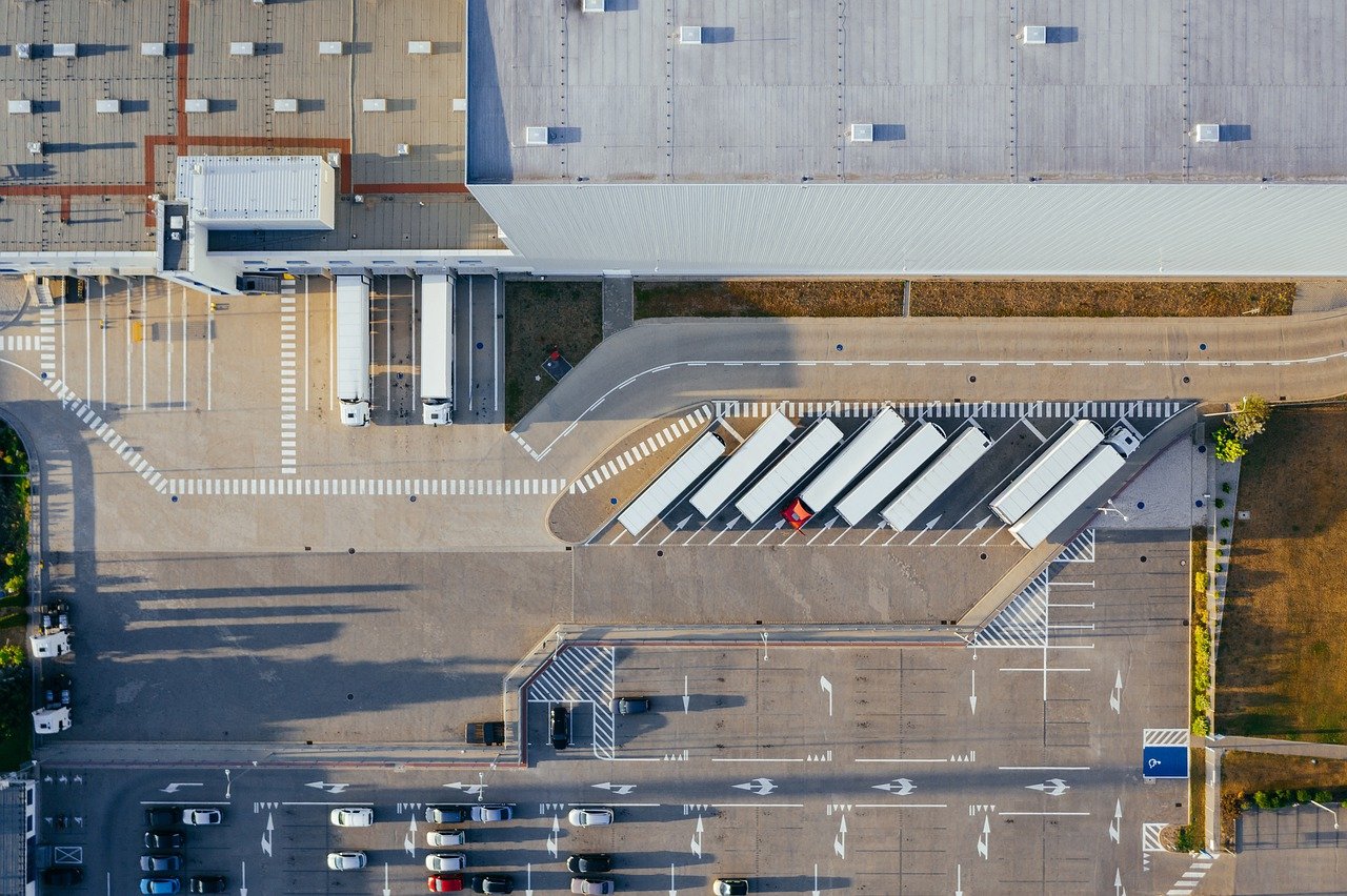 imagem de áreas de veículos de transporte que funcionam para redespacho de mercadoria